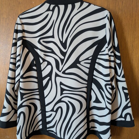 CHICOS - Black & Cream Patterned, Zippered Top - Picture 4 of 5